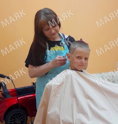 В Новозыбкове многодетная мать открыла детскую парикмахерскую благодаря соцподдержке