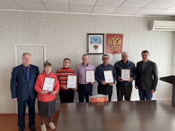 В Карачеве вручили почетные грамоты людям труда