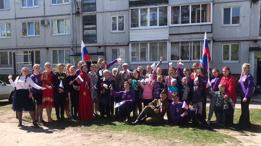 Во дворах Брянска поздравляют ветеранов Великой Отечественной войны