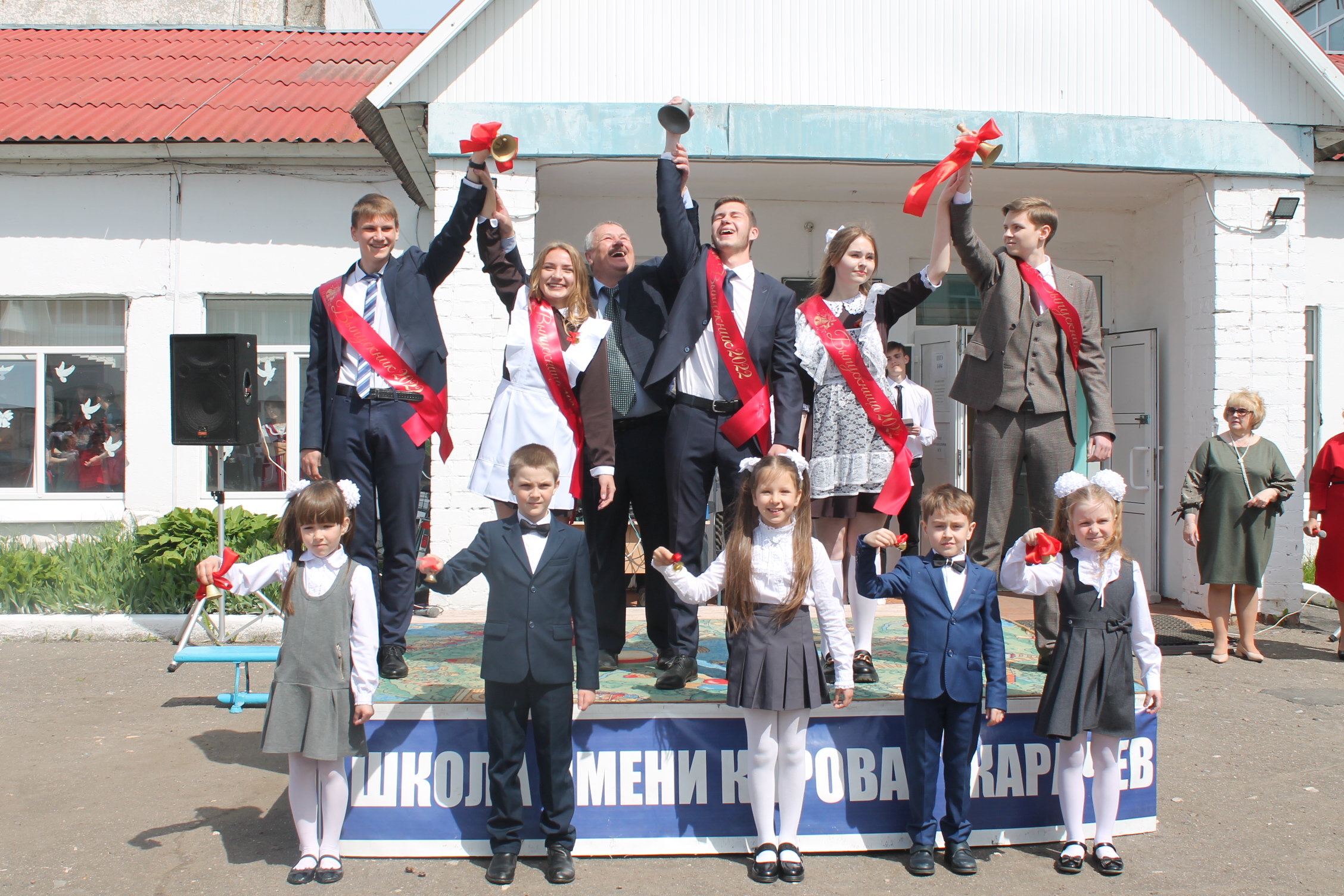 В школе им. С.М. Кирова г.Карачева прошла торжественная линейка в честь завершения учебного года