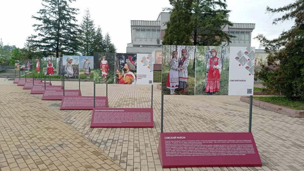 У областной филармонии проходит фотовыставка Традиционный костюм Брянской области»