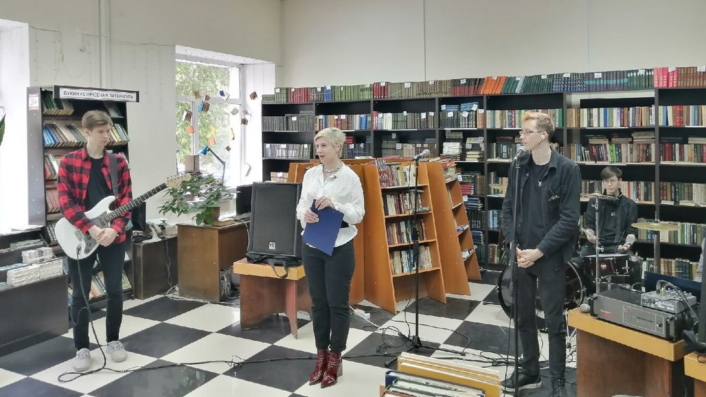 В «Брянсккниге» прошла презентация книги Юлии Ивановой «У края вселенной»