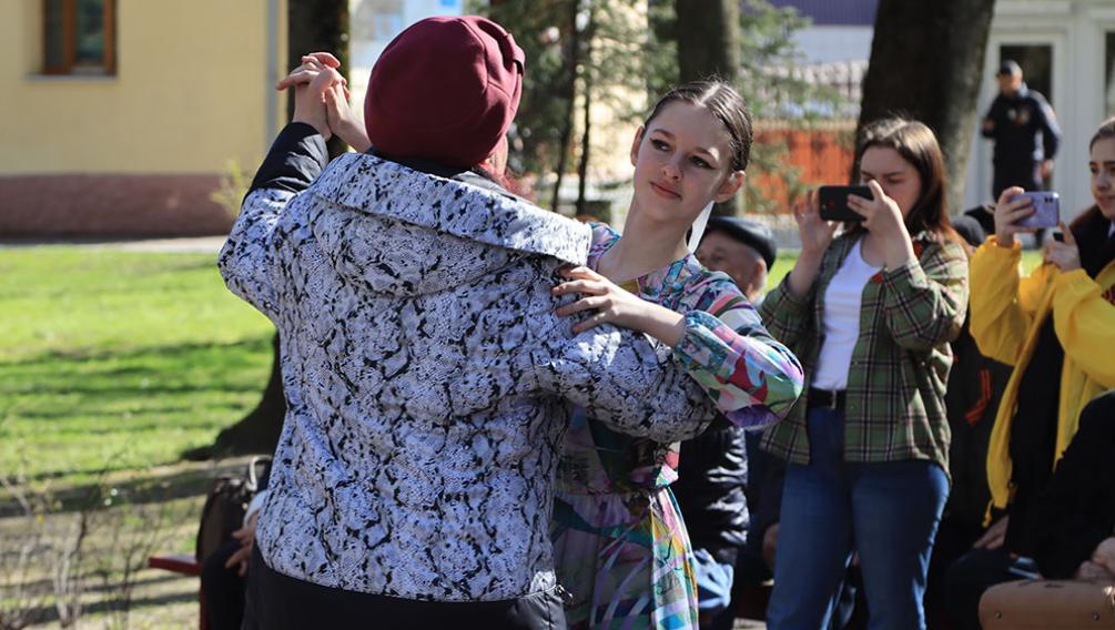 В Брянске в парке Толстого 5 мая состоялся традиционный «Серебряный вальс»