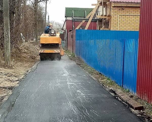 В Брянске начали асфальтировать тротуары по улице Мира