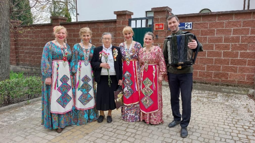 В Брянске возле дома поздравили ветерана Великой Отечественной войны Людмилу Самотесову