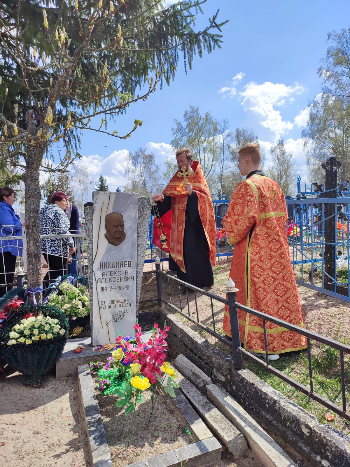 Благочинный Карачевского церковного округа совершил заупокойные богослужения на кладбище Карачева по случаю Радоницы