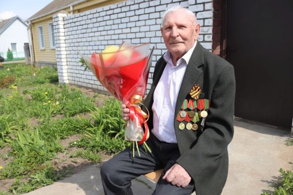 Ветерана Великой Отечественной войны поздравили с Днем Победы в брянских Клинцах