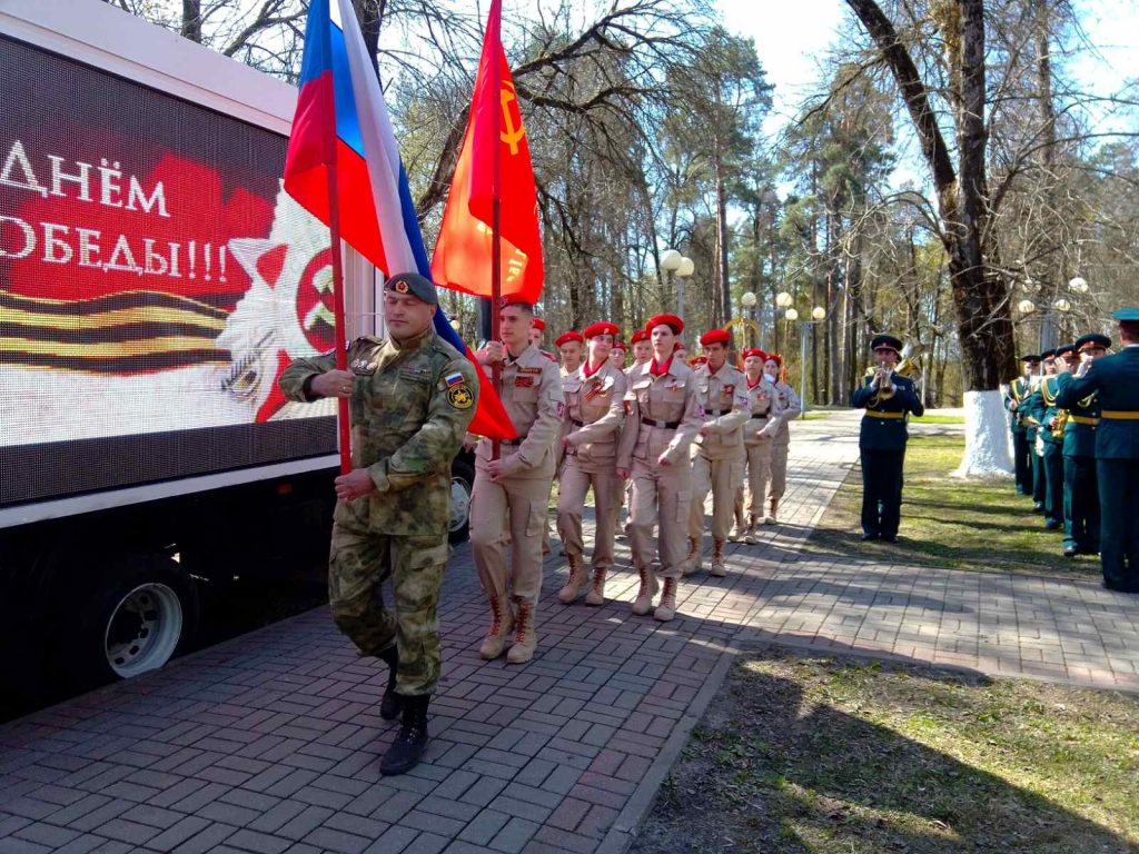 В БРЯНСКЕ СТАРТОВАЛА ВСЕРОССИЙСКАЯ АКЦИЯ «ПАРАД У ДОМА ВЕТЕРАНА»