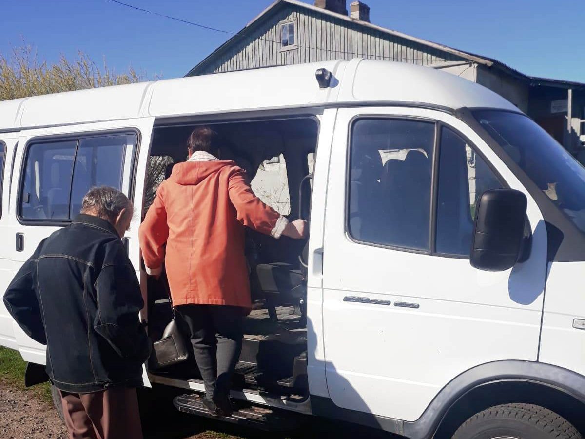 Пожилых людей из отдаленных сел Брянщины бесплатно доставляют на диспансеризацию