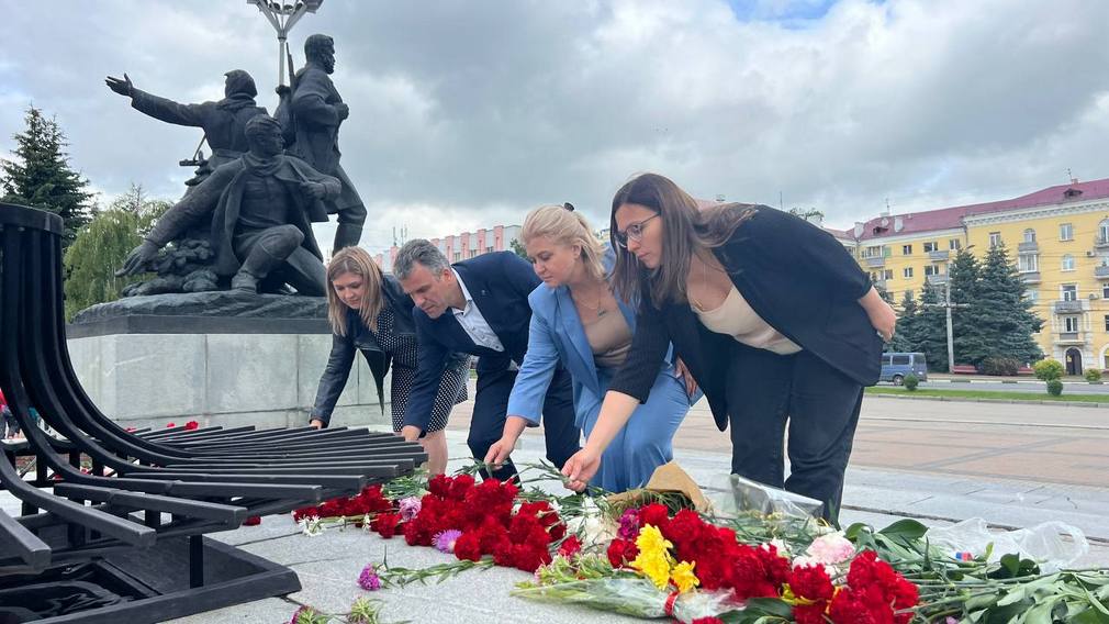 На площади Партизан в Брянске прошла акция «Минута молчания»