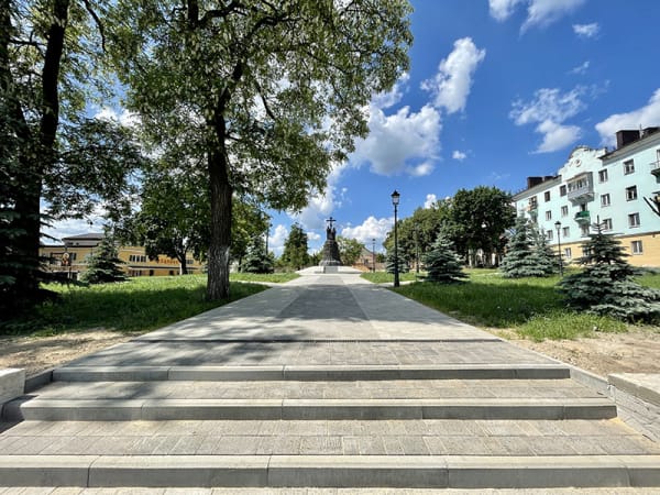 В брянских Клинцах продолжается благоустройство сквера Основателей города