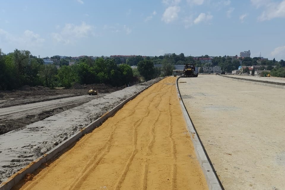 В Брянске обустраивают тротуары к новому мосту через Десну