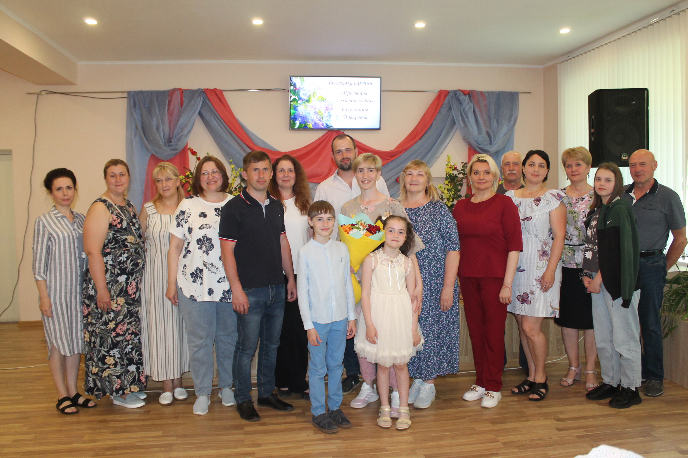 В Карачевском РДК открылась персональная выставка картин художницы Валентины Поваровой