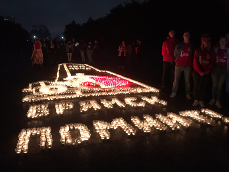 Активисты «Единой России» у подножия Кургана Бессмертия создали «Огненную картину»