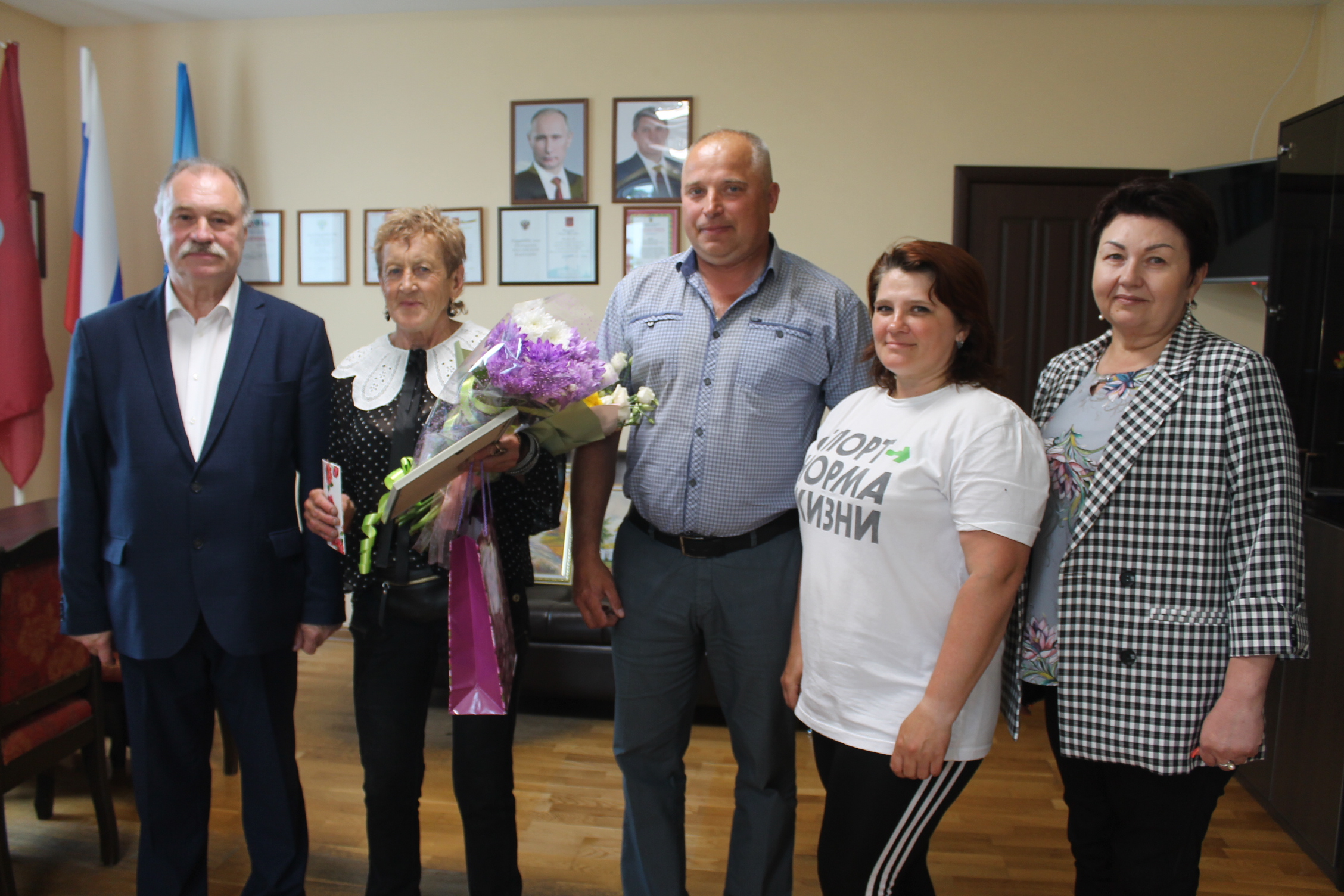 Карачевскую спортсменку поздравили с 70-летним юбилеем