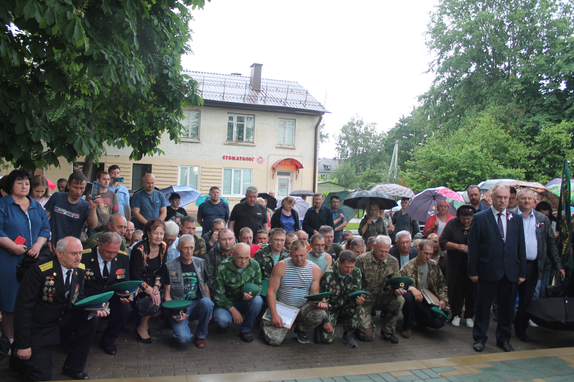 В Карачеве открыли памятник воинам-пограничникам