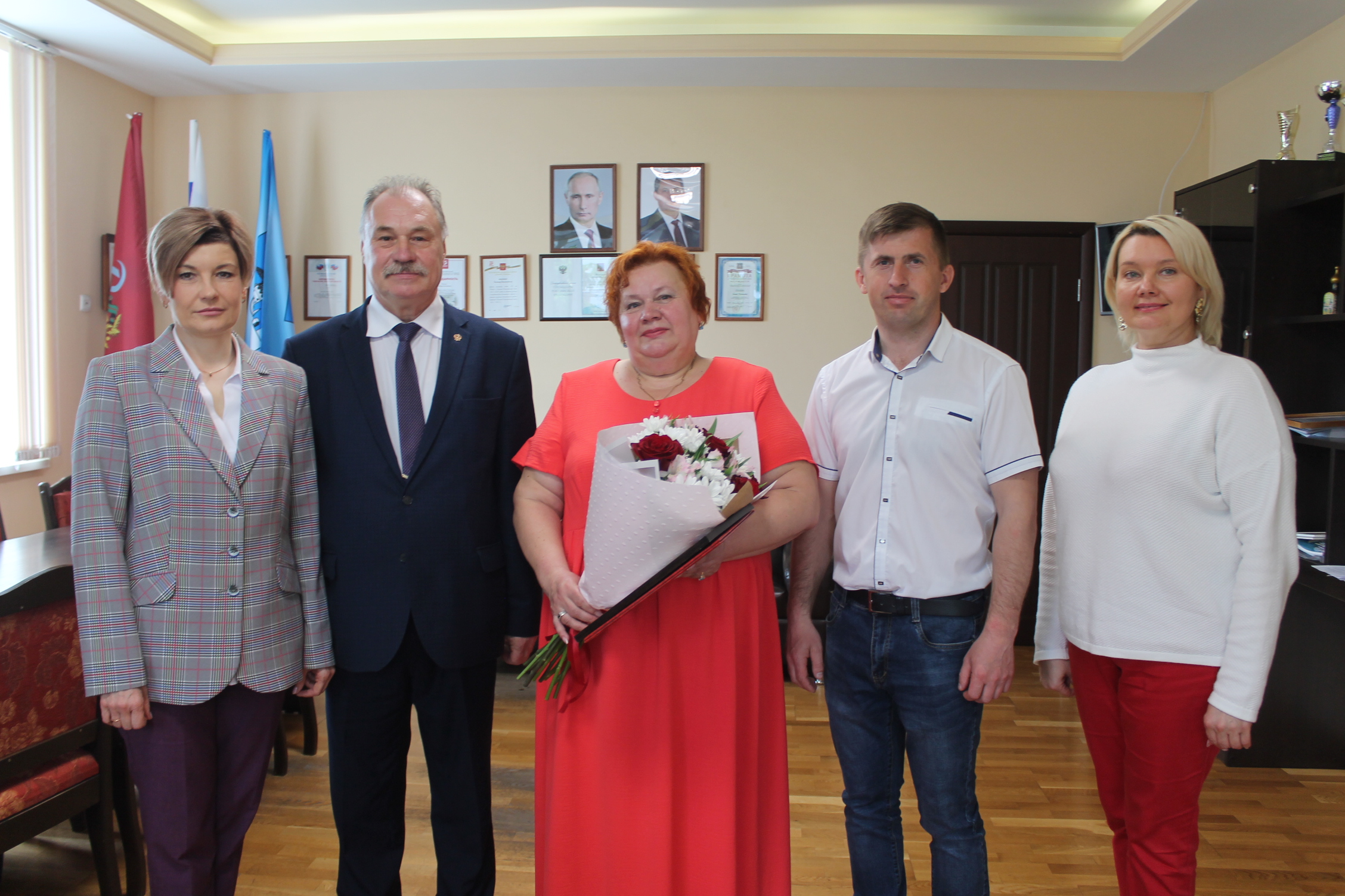 Директора Карачевского РДК поздравили с юбилеем