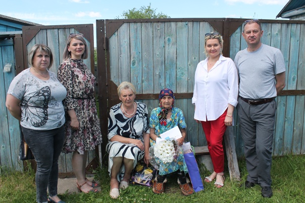 Жительницу Карачева поздравили с 95-летним юбилеем