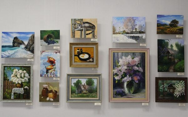 В Брянске открылась художественная выставка «Яркие краски России»