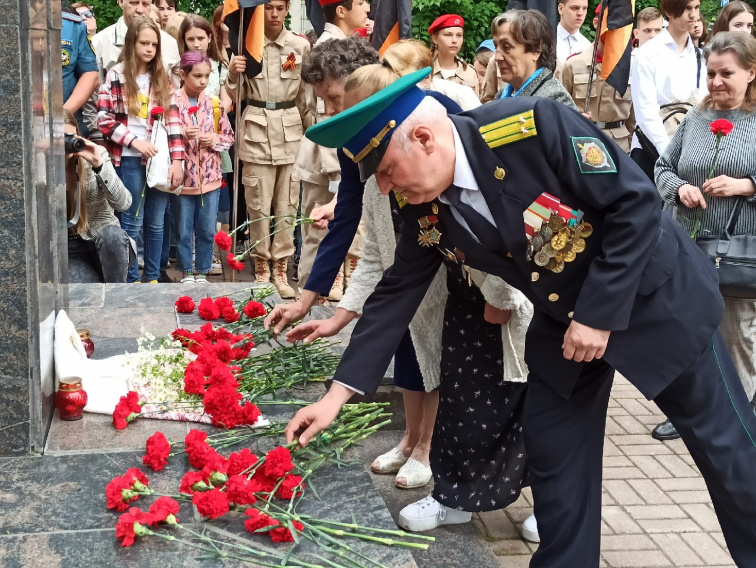 В брянском урочище «Лесные сараи» проходит митинг-реквием «Этот день, как боль, в сердцах живет…»
