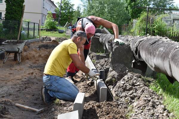 В брянской Клетне благоустраивают дворы в Микрорайоне-1