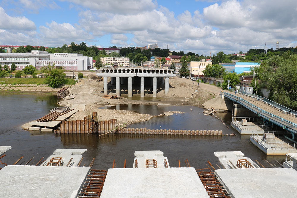 В Брянске к мосту на набережной устраивают подъездные пути