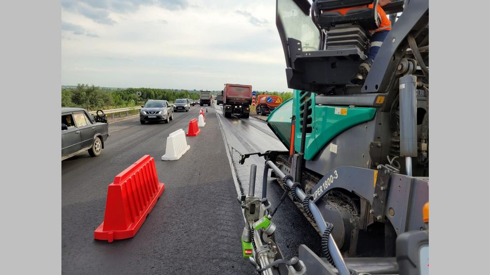 На Северо-западном обходе Брянска укладывают  верхний слой асфальтобетона