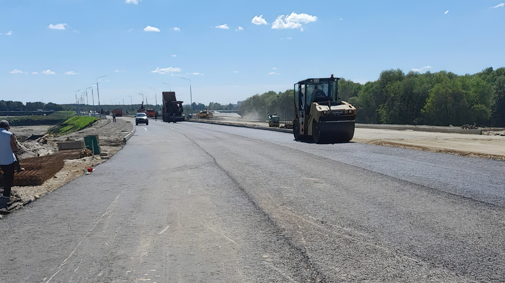 В Брянске на подступах к Славянскому мосту укладывают нижний слой асфальта