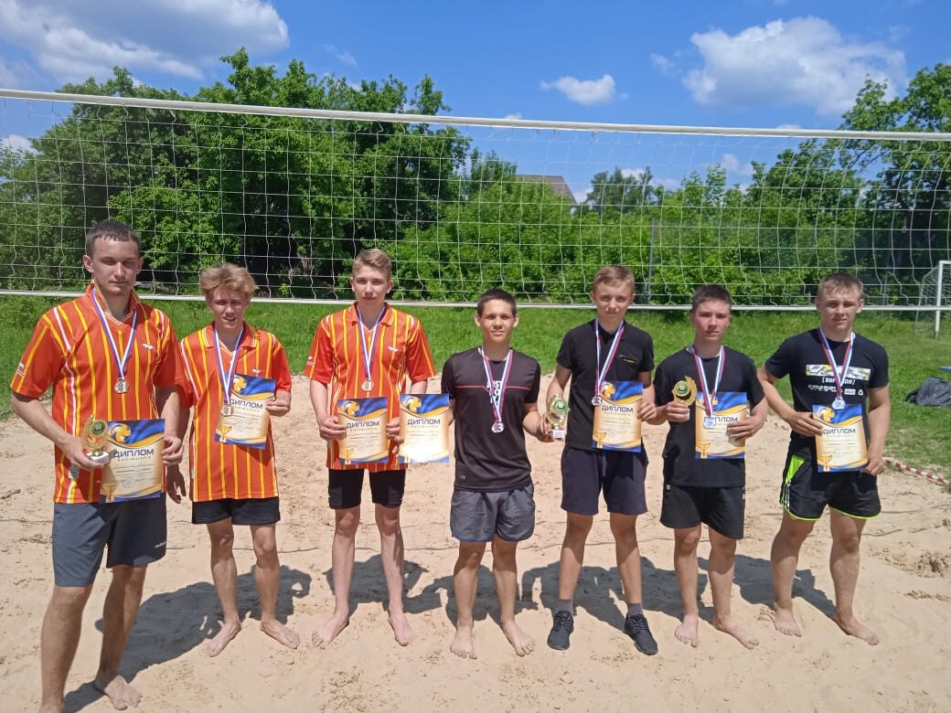 В Карачеве прошли соревнования по пляжному волейболу