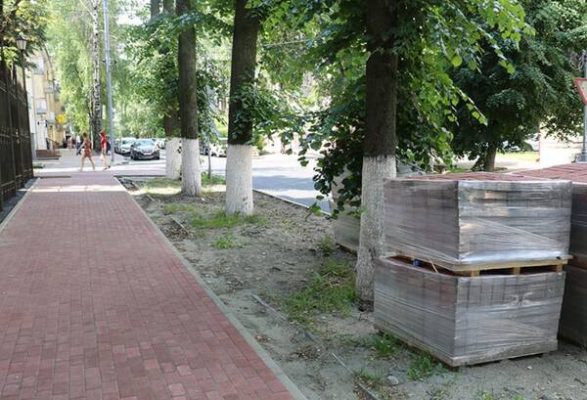 В Брянске завершается ремонт тротуаров на улице Октябрьской