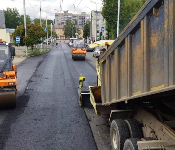 В Брянске начали укладывать асфальт на улице Пушкина