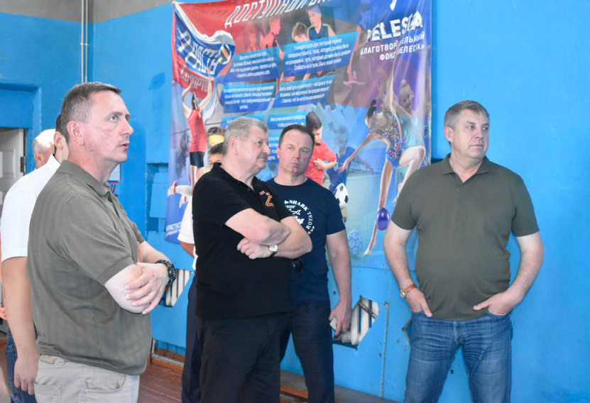 Брянский губернатор посетил образовательные учреждения в подшефной Брянке ЛНР