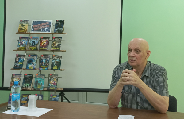 В Жуковской библиотеке состоялась встреча писателя-фантаста Василия Головачёва с читателями