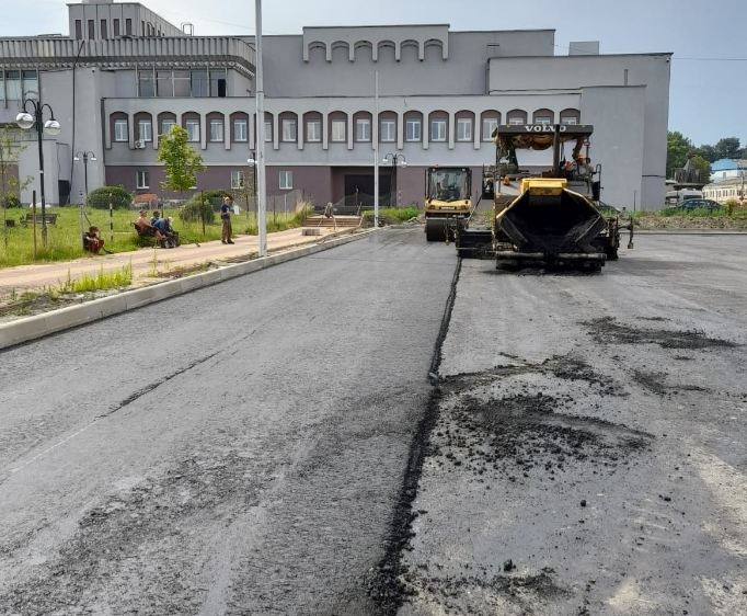 В Брянске парковку возле концертного зала «Дружба» асфальтируют