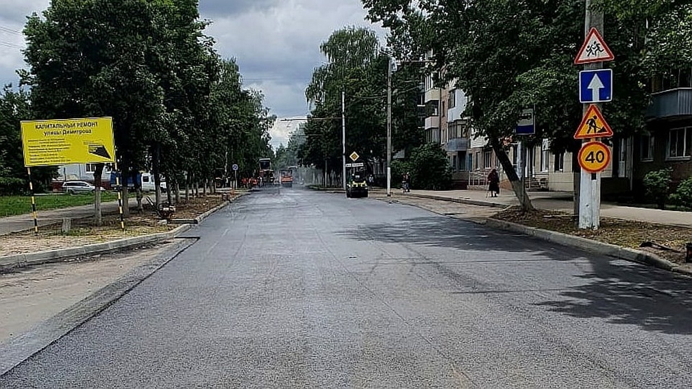 В Володарском районе Брянскана автодороге по улице Димитрова укладывают верхний слой асфальта