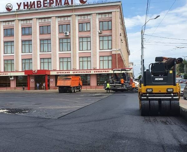 В Брянске возле ЦУМа укладывают новый асфальт