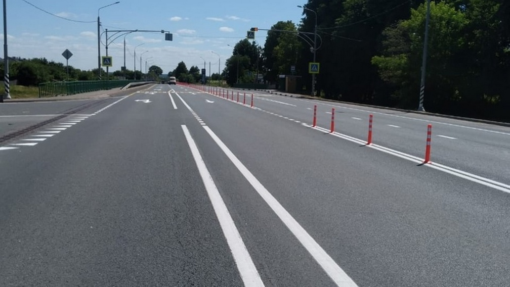 На брянских автодорогах продолжают устанавливать делиниаторы