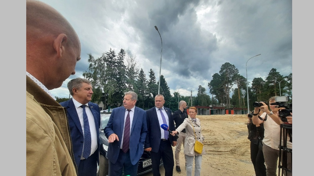 Губернатор Брянщины Александр Богомаз ознакомился с ходом строительства детского сада в Жуковке