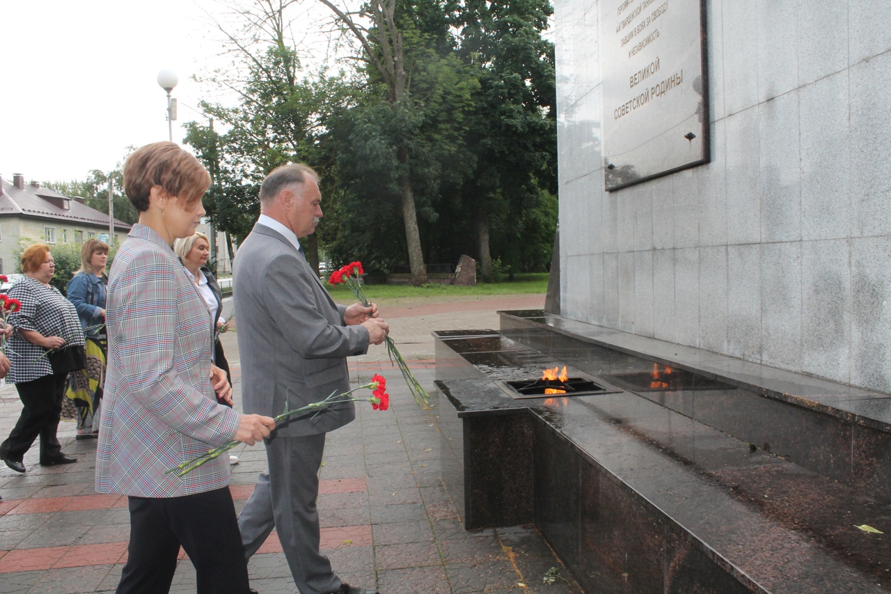 В Карачеве прошел митинг, приуроченный к первому заседанию суда на территории Брянской области по делу о геноциде советского народа нацистами и их пособниками в годы Великой Отечественной войны.