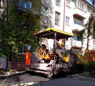 В брянской  Унече продолжается благоустройство дворовой территории