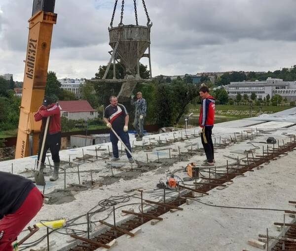 В Брянске на мосту на набережной омоноличивают швы межпролетных балок