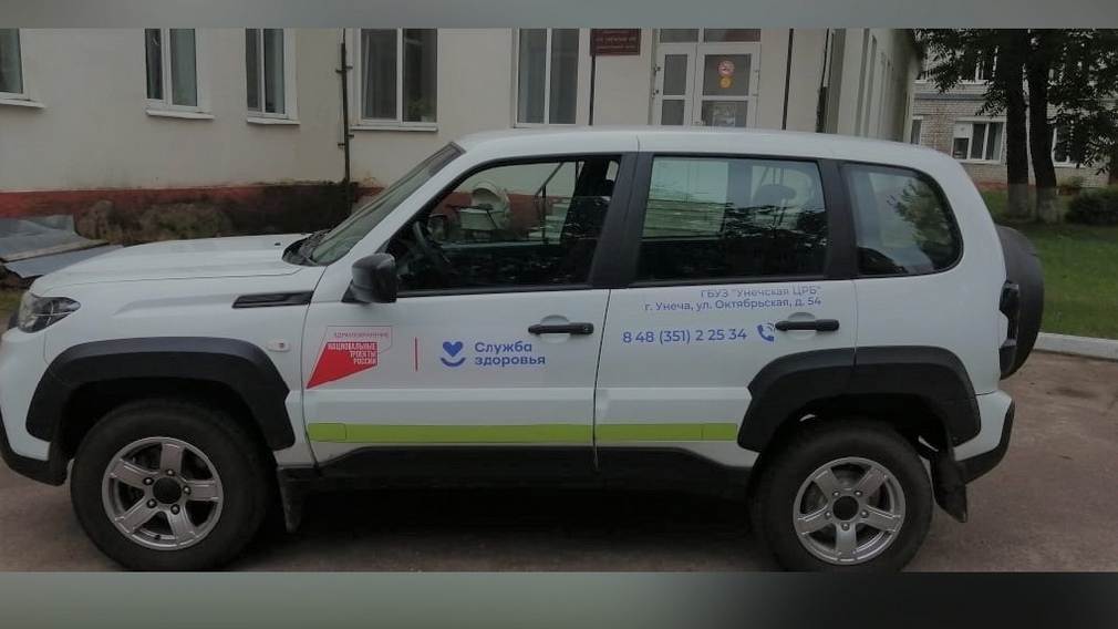 В Унечской ЦРБ появились 2 новых автомобиля «Niva Travel»