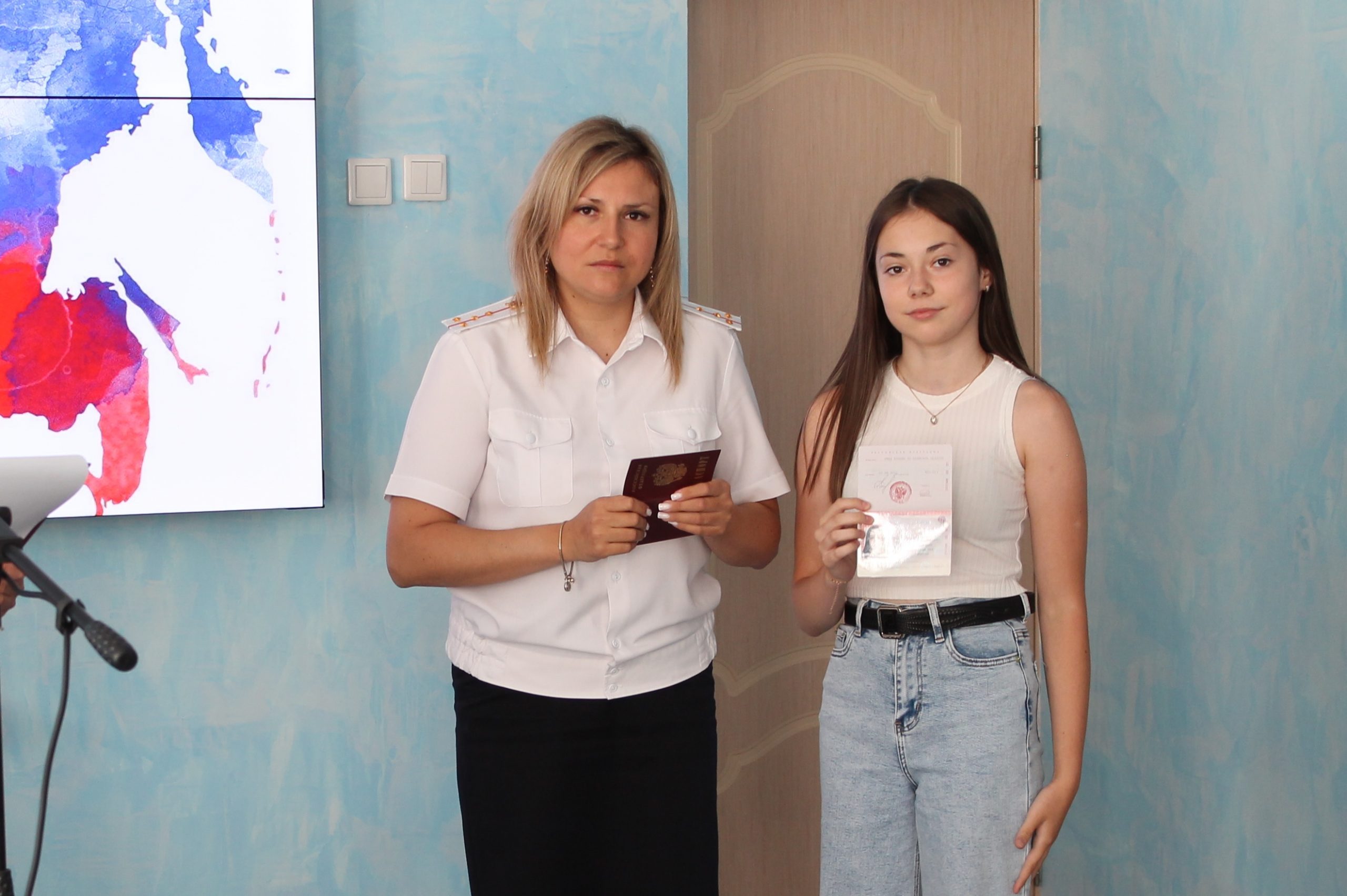 В Карачеве прошла торжественная акция вручения паспортов