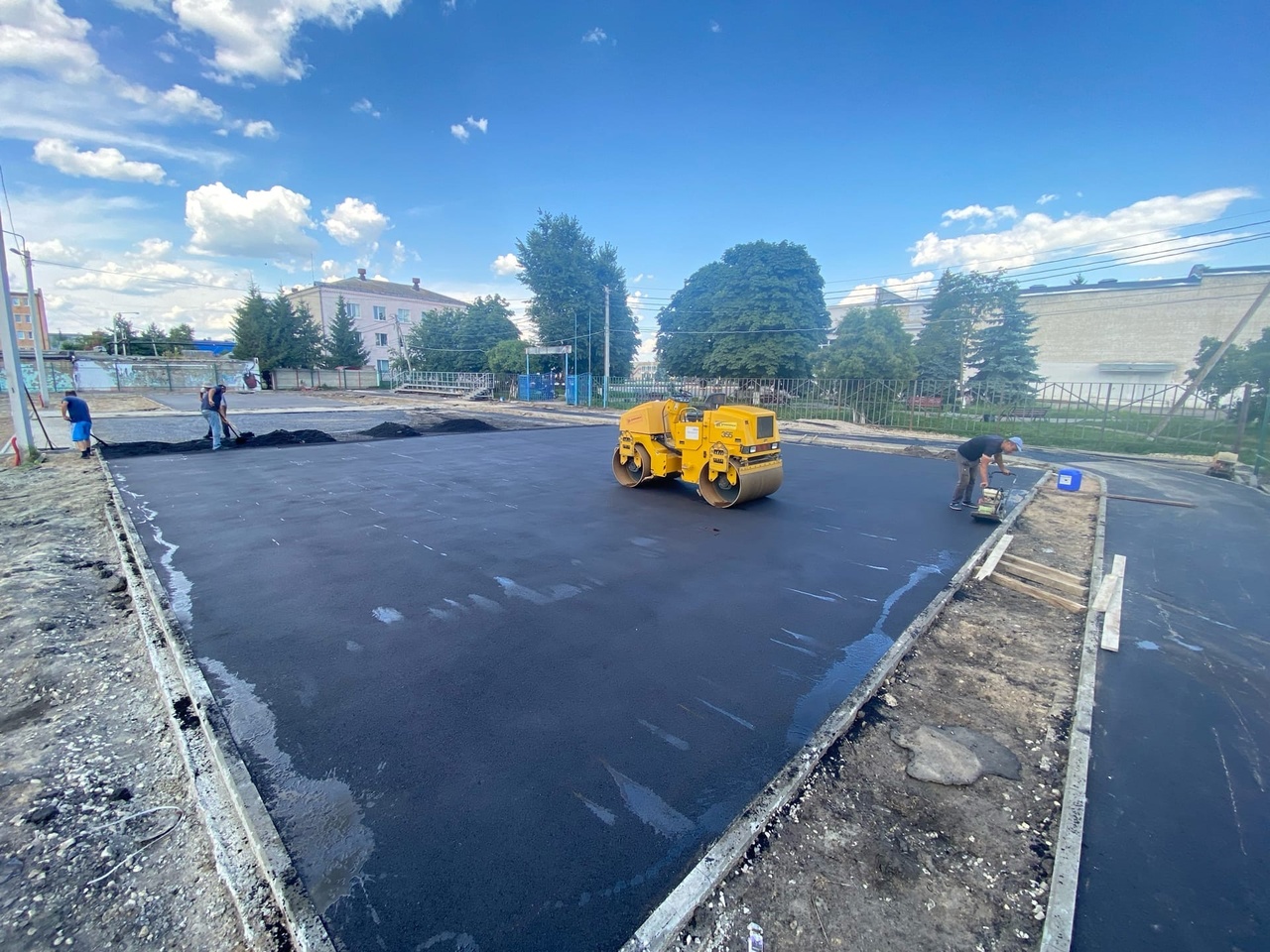 В рамках нацпроекта «Жилье и городская среда» в Карачеве  идет  капитальный ремонт спортплощадки