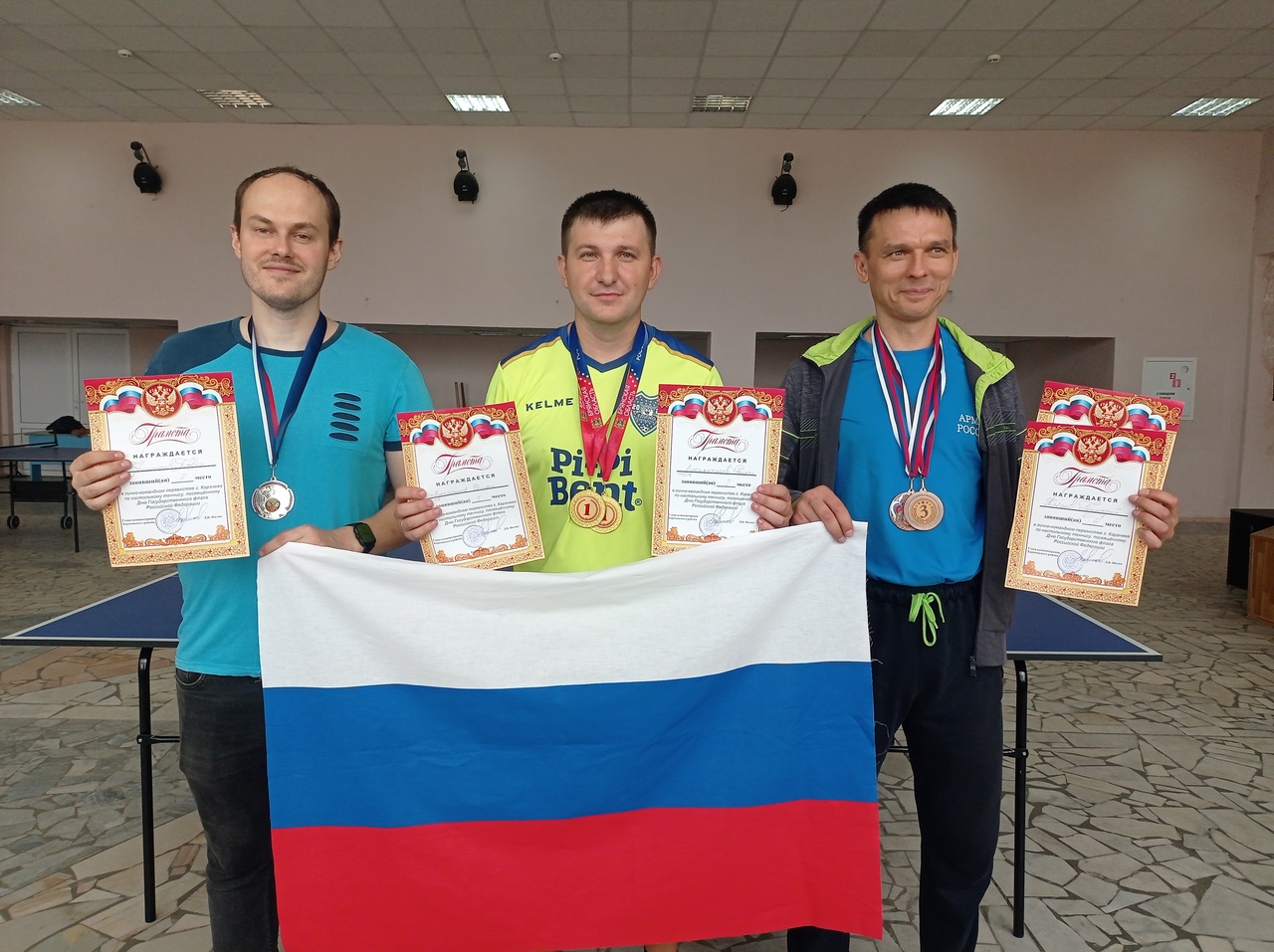 В Карачеве теннисисты отметили День Государственного флага