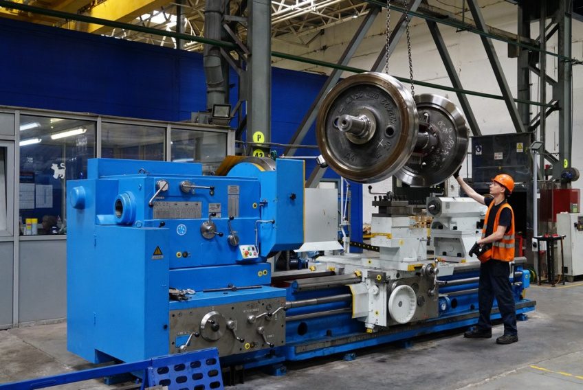 На Брянском машзаводе появился новый токарно-винторезный станок