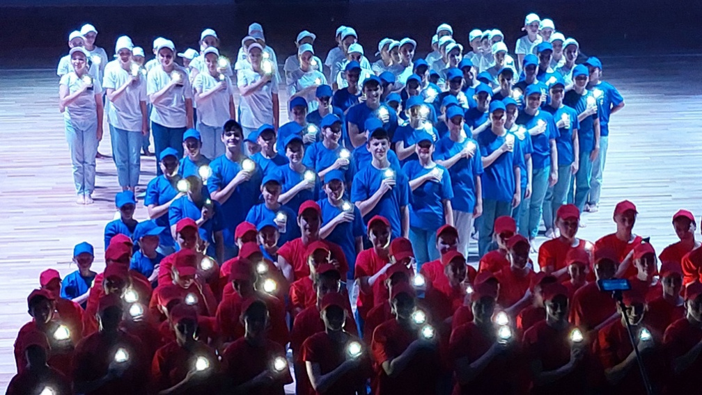 Во Дворце единоборств прошел флешмоб в честь Дня флага России