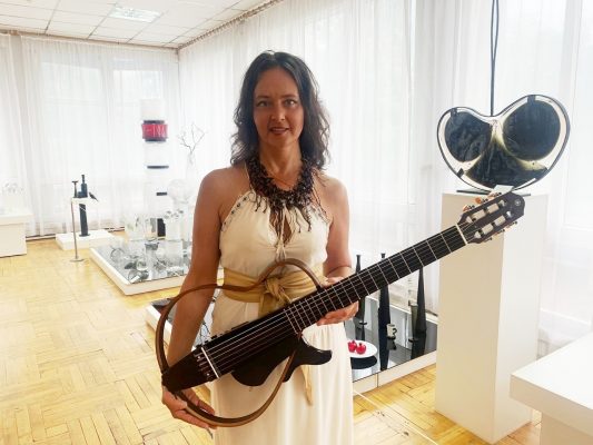 В Дятьковском музее хрусталя побывала московская певица и музыкант Мила Рожкова