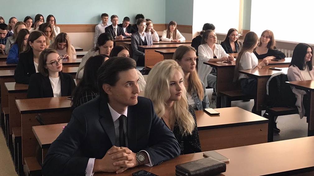 Студенты Брянского филиала РАНХиГС смотрят трансляцию марафона от Российского общества «Знание»