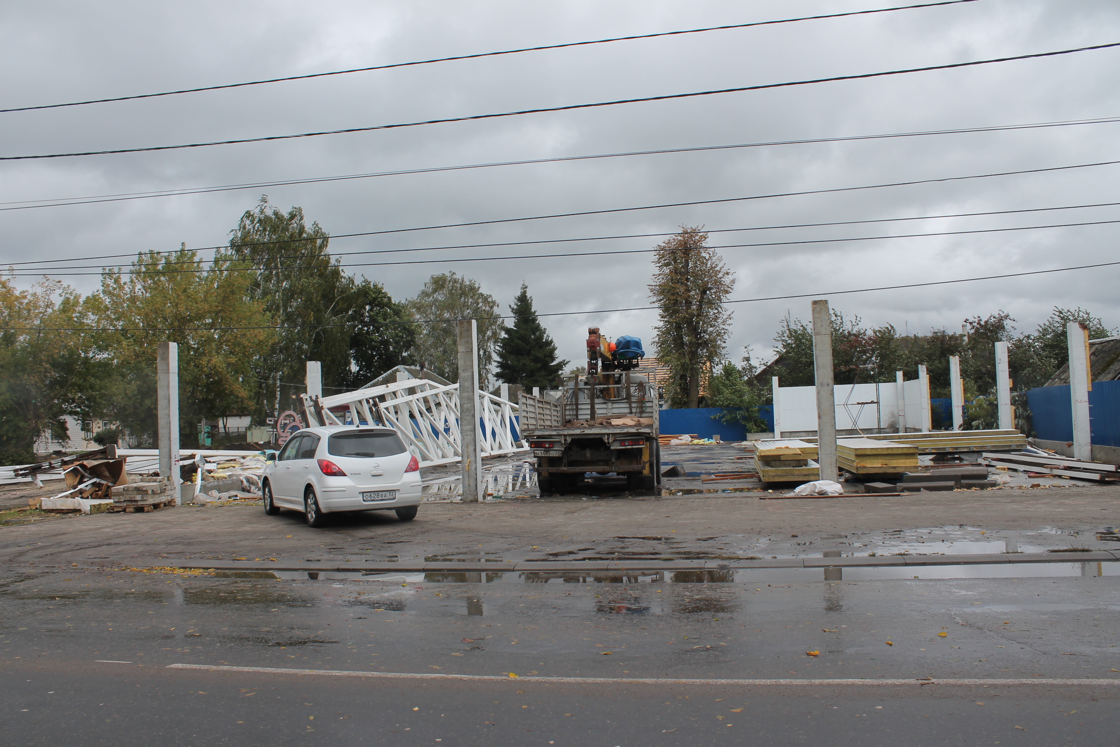 В Карачеве демонтируют строение вне закона